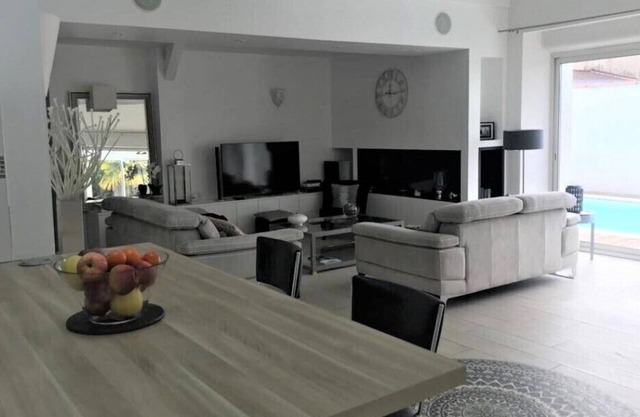 CHARMING BARN 240 m2 in town / SWIMMING POOL / 9 pers.