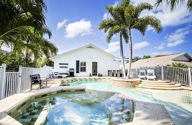 Charming Beach Cottage with private Pool&Spa! Walk to stunning Vanderbilt Beach