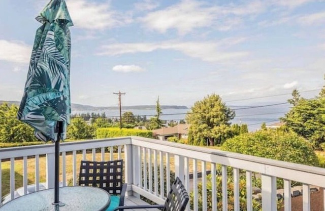 Charming beach home with Ocean & Mt. Baker View