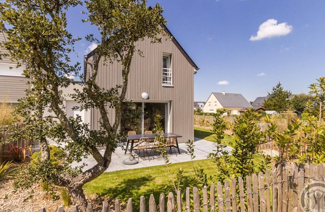 Charming Beach House: Modern Amenities, Enclosed Garden, Close to Portbail and Sandy Beach