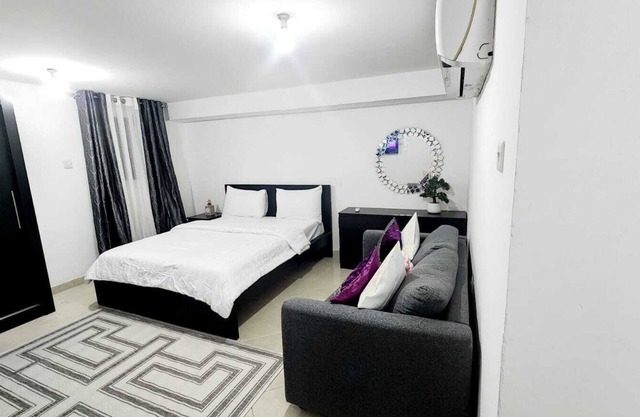 Charming bed & breakfast with WiFi, AC in fabulous Abu Dhabi
