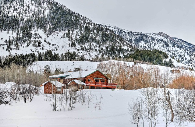 Charming Bedford Cabin w/Private Hot Tub!
