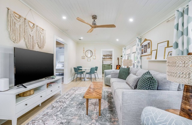 Charming & Bright 2 bedroom ~ Close to Downtown Savannah/Airport