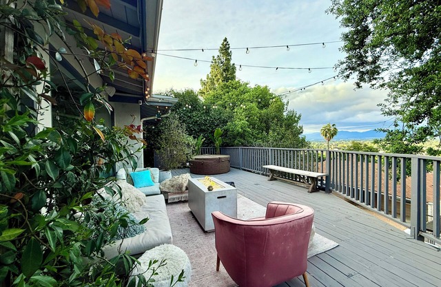 Charming bungalow house in Sherman Oaks w/pool table, fire pit, hot tub & piano