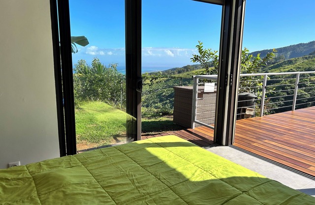 Charming bungalow room Tahiti in fabulous Puna'auia with WiFi, AC