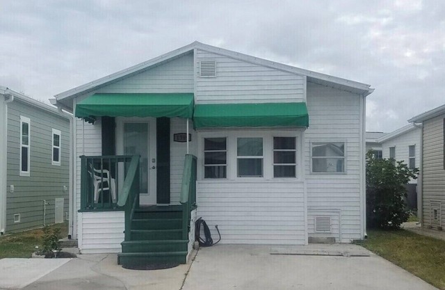 Charming bungalow with private comm. access to the beach in serene Jensen Beach