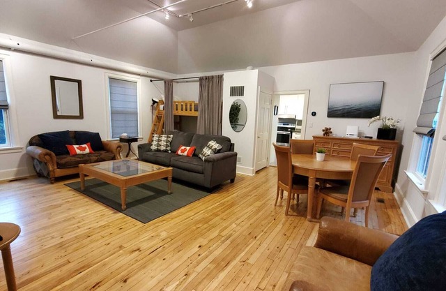 CHARMING COTTAGE IN THE HEART OF NIAGARA ON THE LAKE!