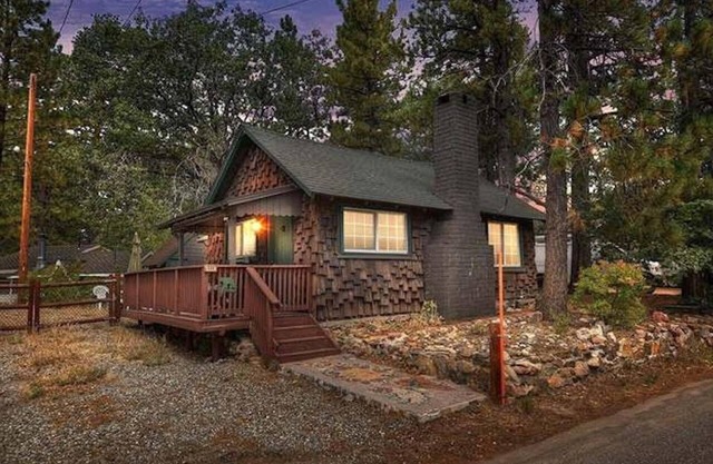 Charming cabin close to the lake and downtown