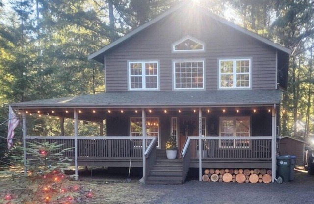 Charming Cabin Getaway Near Hiking Trails & Ski Slopes
