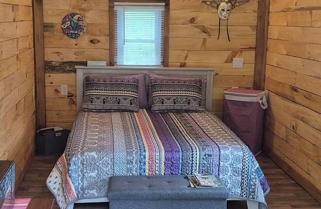 Charming cabin in delightful Watkins Glen with AC and beautiful surroundings.