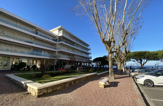 Charming Central Apartment in Arcachon, Steps from Beach and Shops with Parking