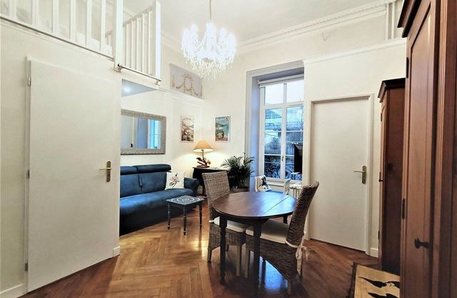 Charming Central Aix-les-Bains Apt: Sleeps 2, Modern Amenities, Near Thermes & Lake