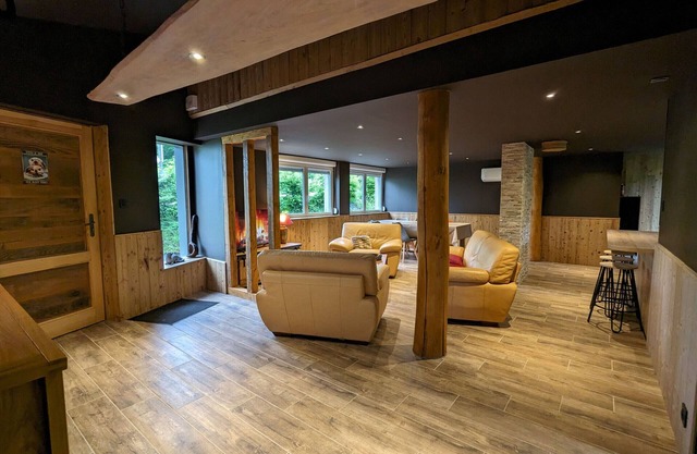 Charming chalet for 6, near skiing, WiFi, parking, pets allowed