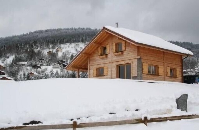 Charming chalet located on the edge of a lake with views of the ski slopes