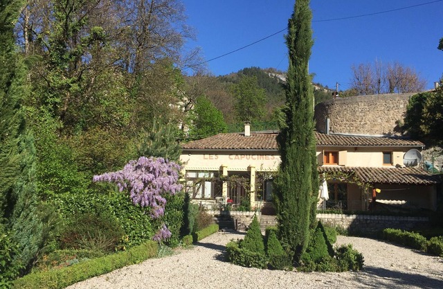 Charming cottage with large garden only 3 mn from medieval village center