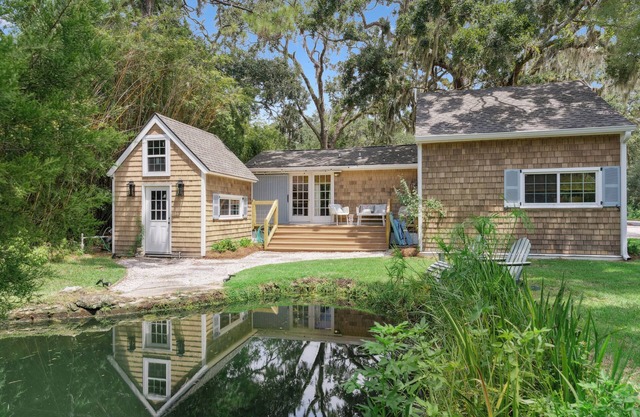 Charming coastal cottage, 2 miles from beach