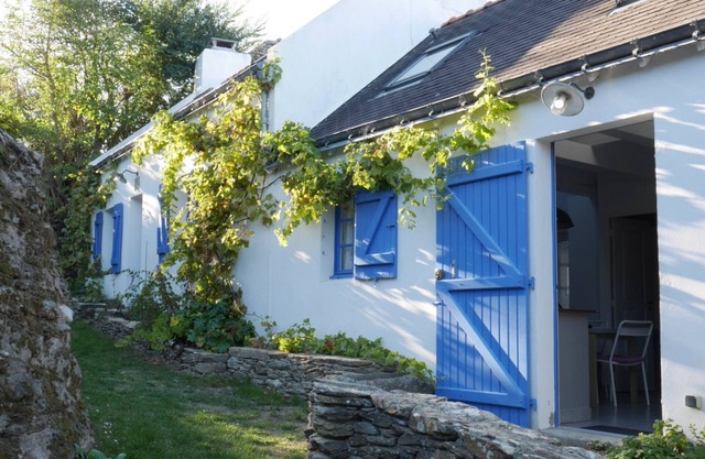 Charming Coastal Cottage: Steps from Samzun Beach, Fireplace, Garden, Fully Equipped Kitchen