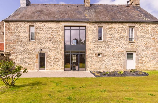 Charming Coastal House with Modern Amenities, Garden, and Sea Views