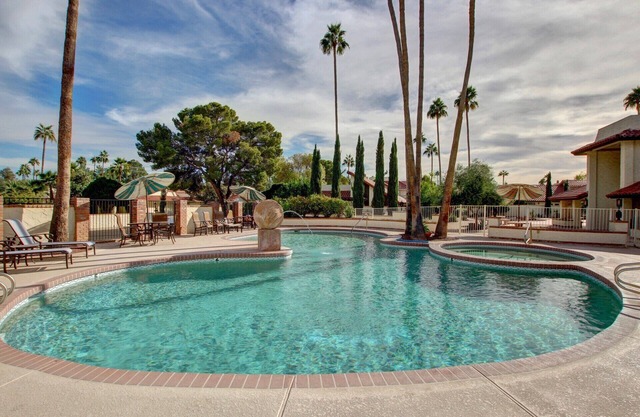 Charming! Come relax in our Amazing Retro! Old town Scottsdale Townhome