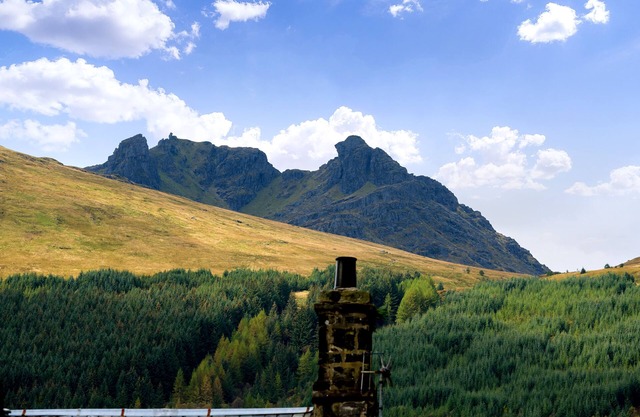 Charming Cosy Cottage for 8, by Loch Long & Loch Lomond | Dog friendly