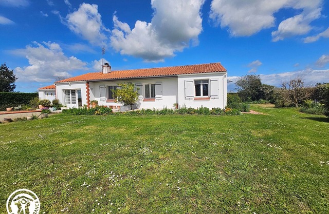 Charming Cottage with Garden, Near La Barre-de-Monts, Sleeps 5