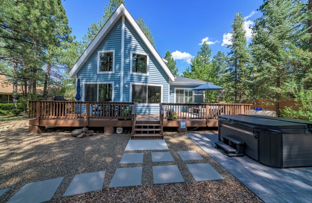 Charming Cottage-Backs the Nat.Forest with Spa, AC/Heat, Fire Pit and Game Room!