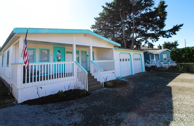 Charming cottage by Port of Brookings with WiFi & washer/dryer - walk to beach