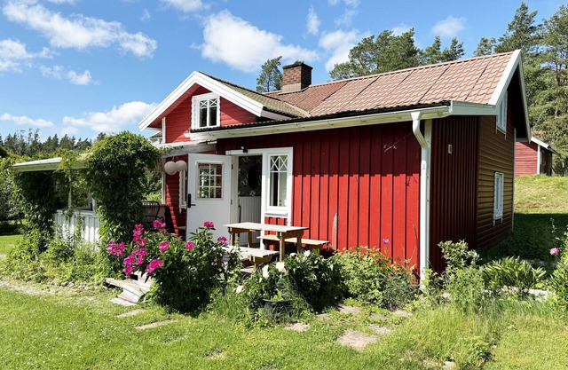 Charming Cottage by Lake Vänern, Frändefors | SE17013