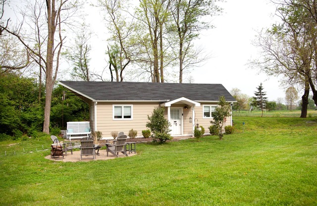 Charming Cottage Farm Stay w/King Bed: Country Views-Pet Friendly!