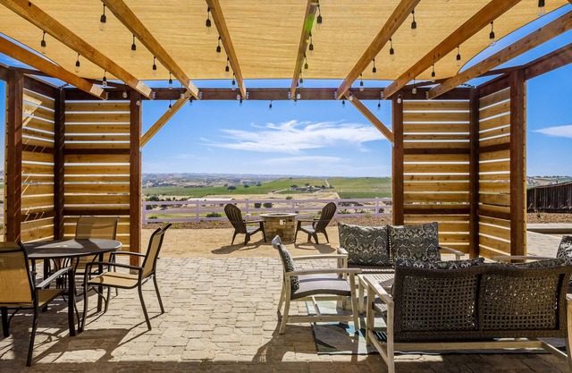 Charming cottage with beautiful vineyard views, BBQ, & bocce ball court