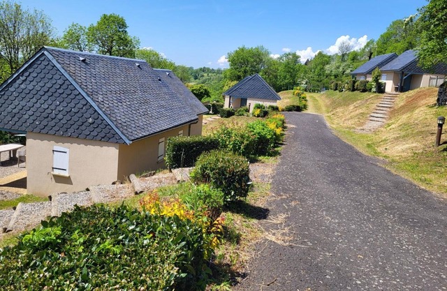 Charming Cottage with Pool, Near Hiking Trails & Medieval Towns