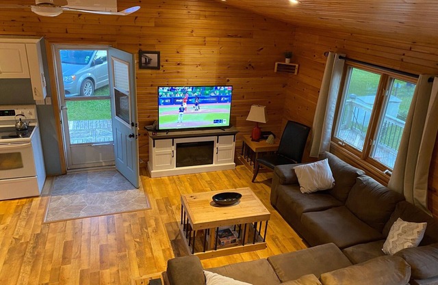 Charming Cottage with guest Cabin, hot tub and RV hook up
