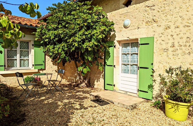 Charming Country House with Garden, Terrace, Fireplace, Baby Equipment, and Outdoor Activities Nearby