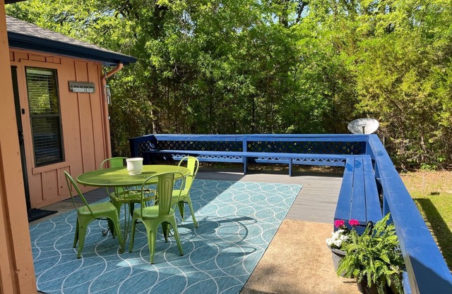 Charming cozy lake cabin, 300 yds from Lake Texoma beach, fishing, boat ramp!