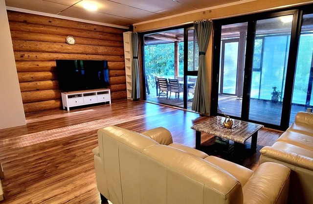 Charming Creek Lodge -5 min from downtown, 20 min from Vancouver
