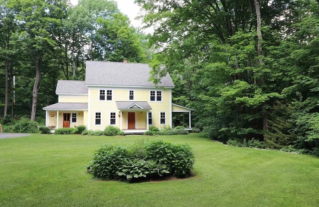 Charming creekside 4-BR country house near Sugarbush w/garage, EV charge, WiFi