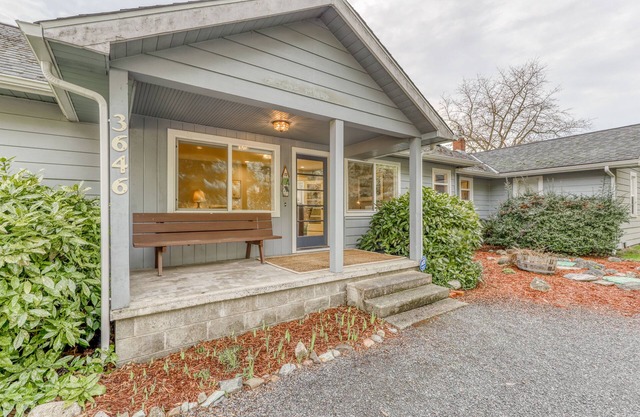 Charming, dog-friendly, restored farmhouse with large backyard