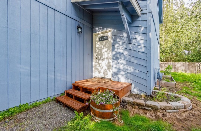 Charming dog-friendly home with a yard, grill, washer/dryer & cable