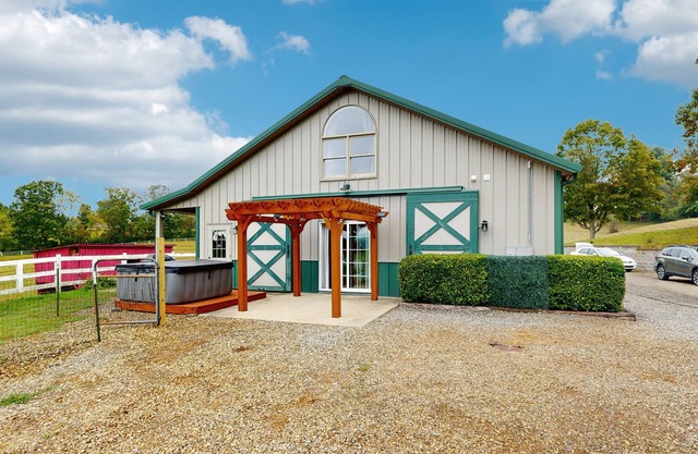 Charming Dog-friendly Home with Mountain Views, Full Kitchen & Hot tub