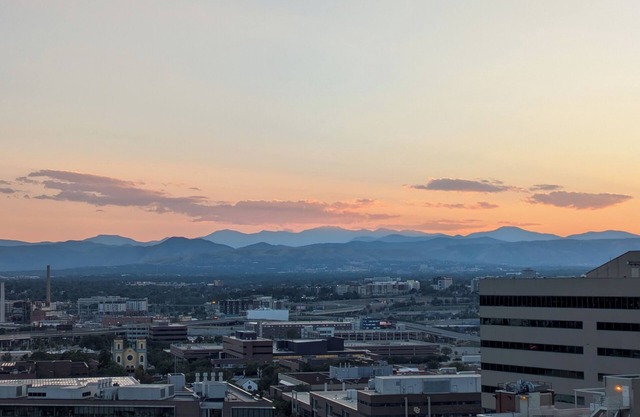 CHARMING DOWNTOWN DENVER STUDIO – COMFORT, STYLE, CITY CONVENIENCE, POOL AND GYM