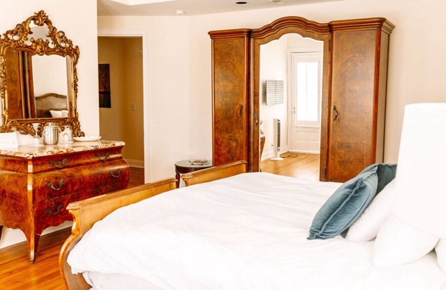 Charming downtown Edenton location with homemade breakfast daily