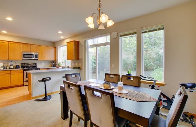 Charming Everett Townhome - 3 Mi to Downtown!