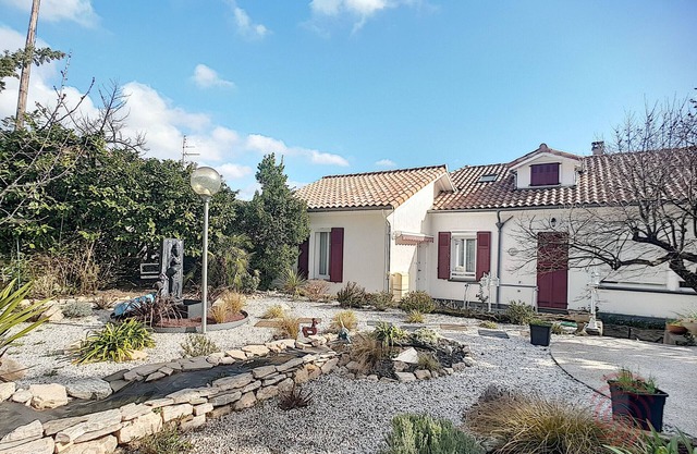 Charming F2 Apt with Terrace, Near Thermal Spa & Heart of Town, Pets Welcome