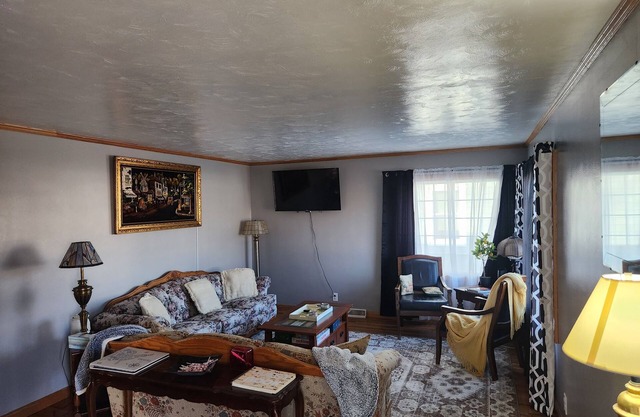Charming Family 1-level and pet-friendly Home