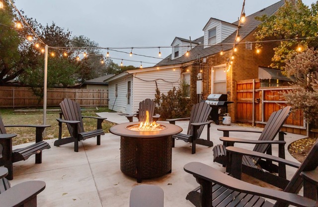 Charming~Family Friendly~Walk to the Stadium~On the Park~Perfect for Game Days!