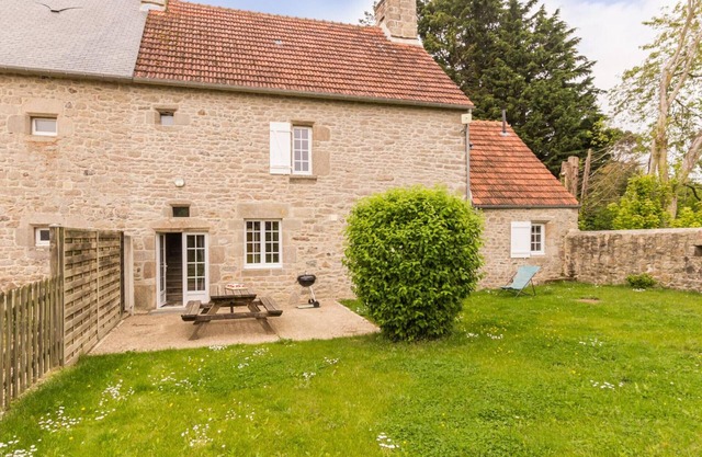Charming Farmhouse with Garden Near Barfleur - 4 Beds, Internet, Baby Equipment, Parking