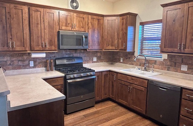 Charming Farmhouse-2 bedroom in a quiet country setting only minutes from town.