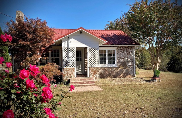 Charming farmhouse with AC, Wi-Fi, open concept for 4 people, serene Harrison