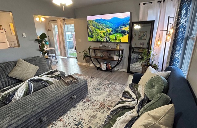 Charming Feathers Theme Home, King Bed, 2-bedroom house in Aurora with WiFi