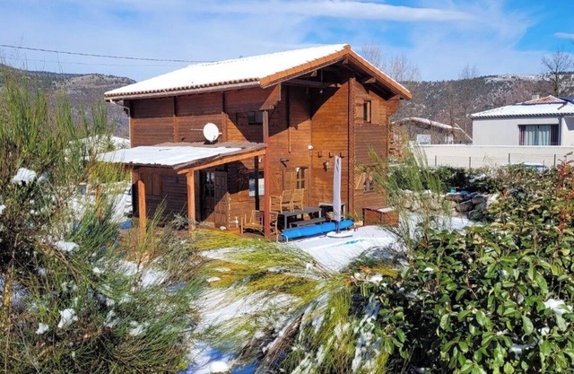 Charming chalet at the foot of the Canigou with swimming pool, ideal for families